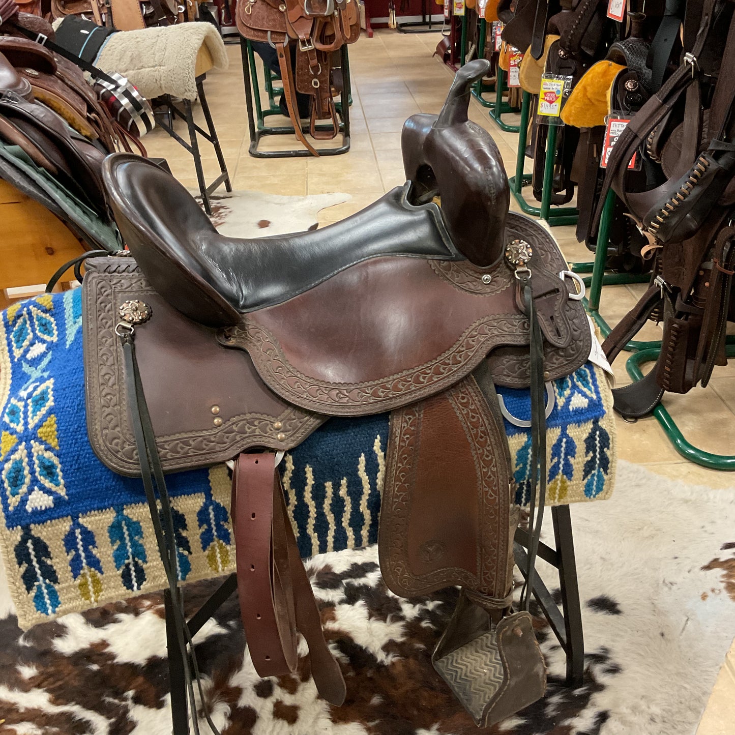 Used Horse world circle y trail saddle