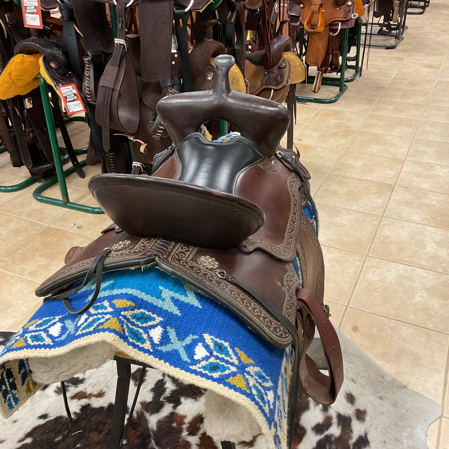 Used Horse world circle y trail saddle